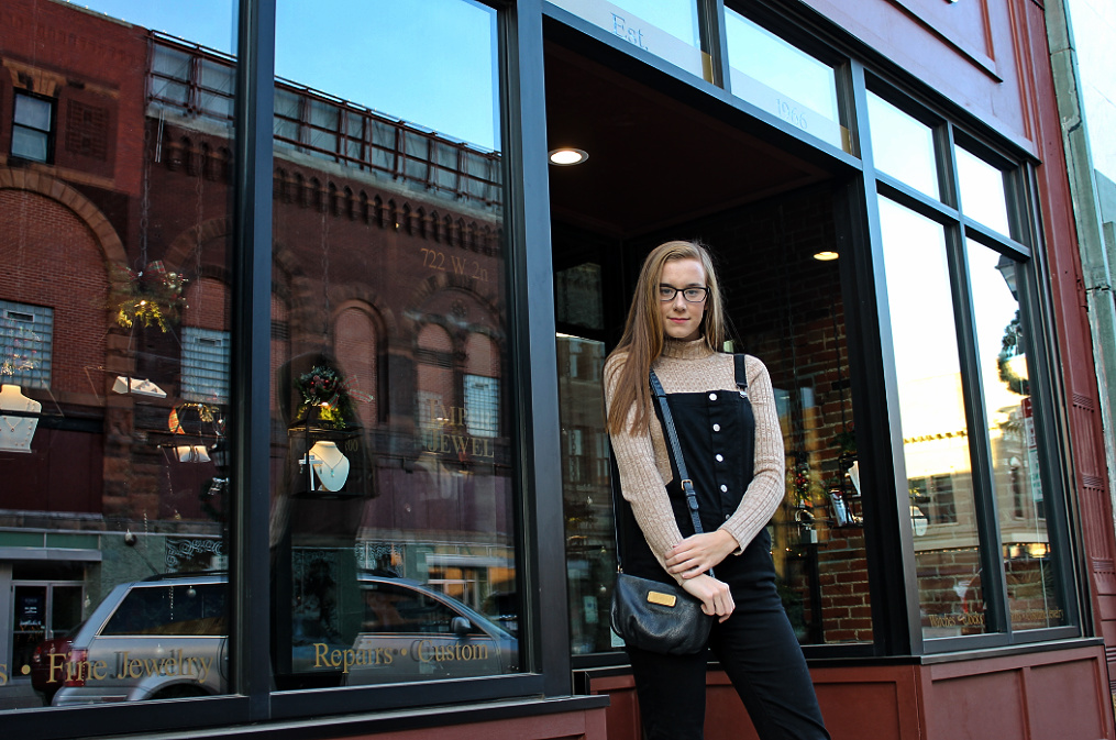 overallsandturtleneck3