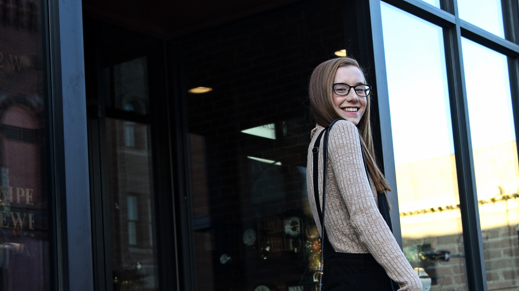 overallsandturtleneck5