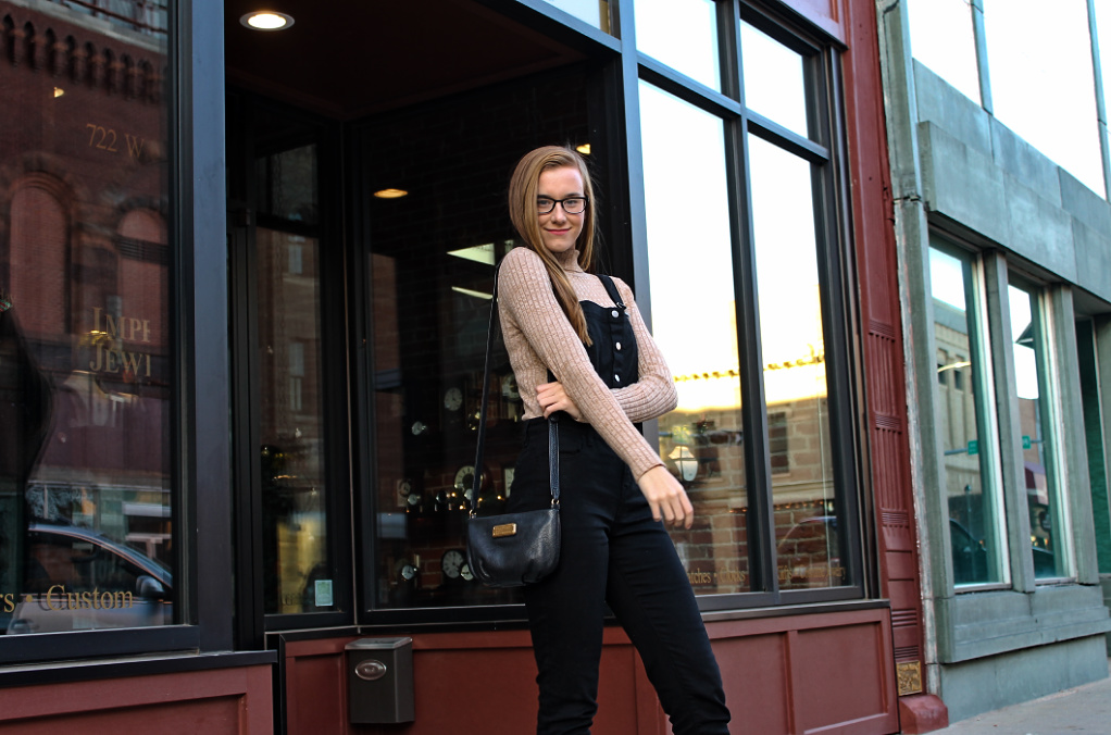 overallsandturtleneck6